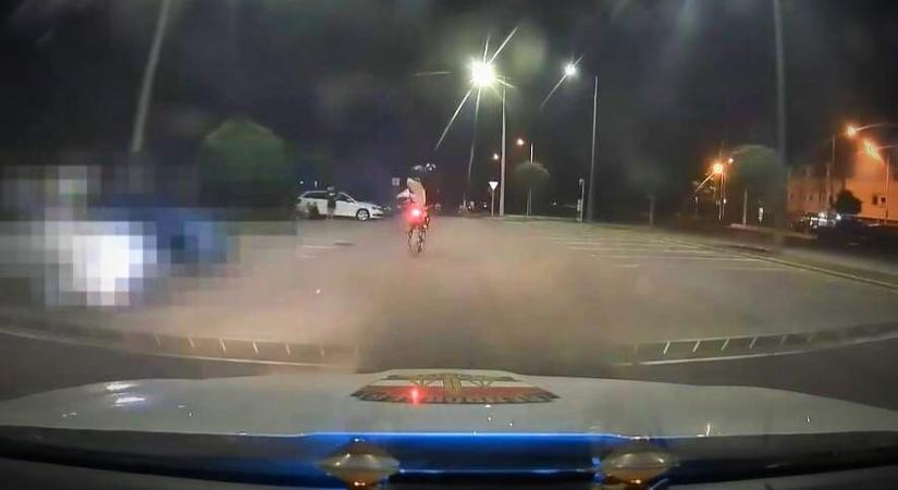 Üldözték a rendőrök, közben a robogóján táncolt egy fiatal Pápán – videó