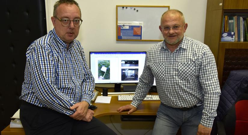 Gyomirtás egy mikrohullámú sütő és egy fűnyíró „szerelemgyerekével”