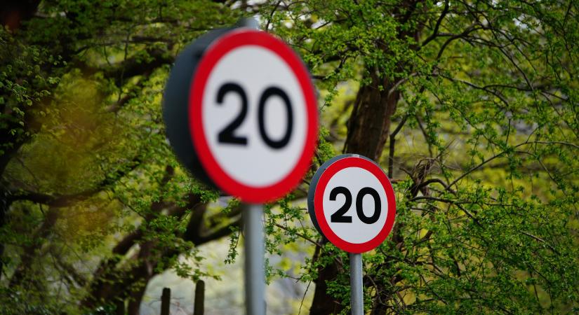 Nyilvános szégyenfalra kerülnek a gyorshajtók ebben a faluban