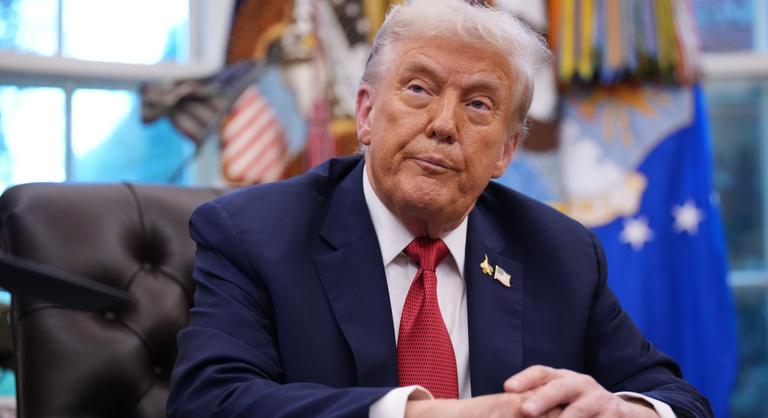 Donald Trump írta a TikTok legújabb trendjét, amelyben terhes nők kapkodnak be gyógyszereket