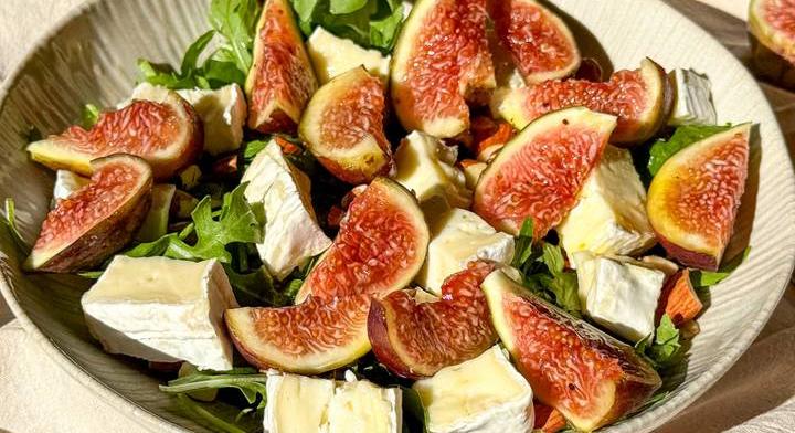 Könnyed, sajtos fügesaláta: lágy camembert és ropogós mandula dobja fel