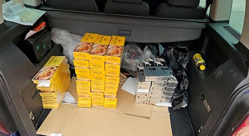 Átlátszó trükk: a NAV az autó hátsó ablakán keresztül szúrta ki a csempészcigit