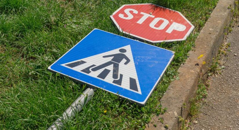 Megrémültek a falubeliek: közlekedési táblát vett ki és randalírozott egy helyi férfi