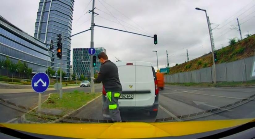 Kiszállt a furgonos a pirosnál a MOL-toronynál: amit ezután tett, az év lúzerévé teszi - Videó