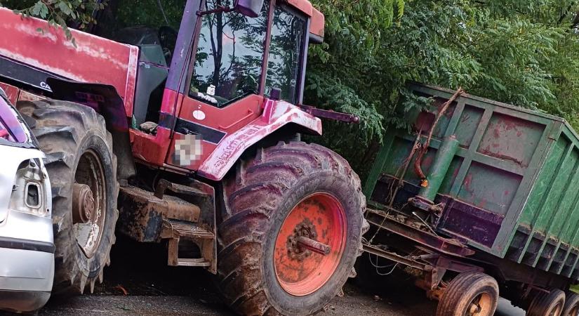 Halálos baleset Napkor és Sényő között – autó ütközött traktorral