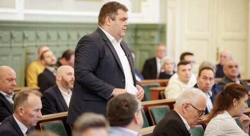 Úgy tűnik Borsi Róbert nem olvassa Szijjártó Péter Facebook-posztjait