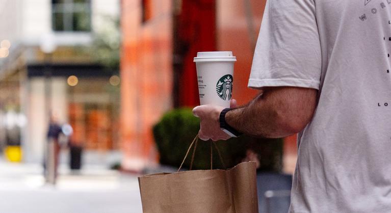 Milliós átszervezésbe kezd a Starbucks, több száz üzletet zárnak be