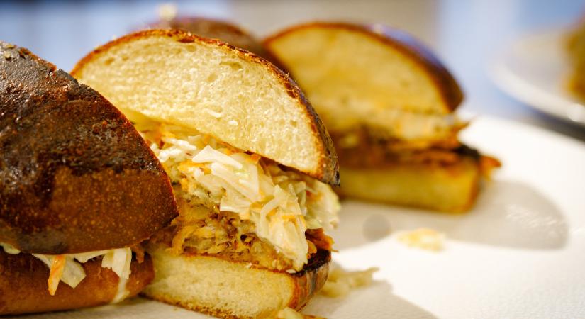 Erős Pistás tépett malac buciban, coleslaw-val
