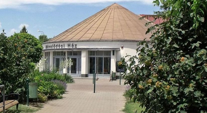 Bűzölgő kupac a bejárat előtt – illemhelynek használta a művészbejárót a helyi férfi (videó)