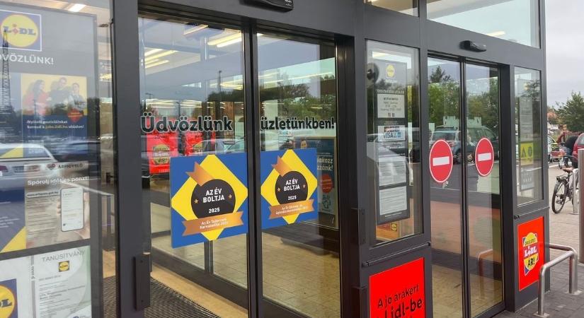 Megrohamozták az emberek a most megnyitott, felújított Lidl áruházat