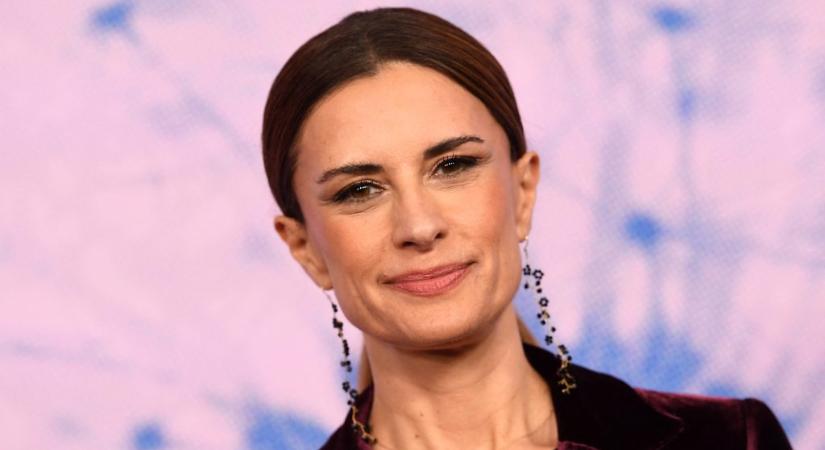 Trump miatt visszaadja kitüntetését Livia Firth, az oklevelét pedig darabokra tépte