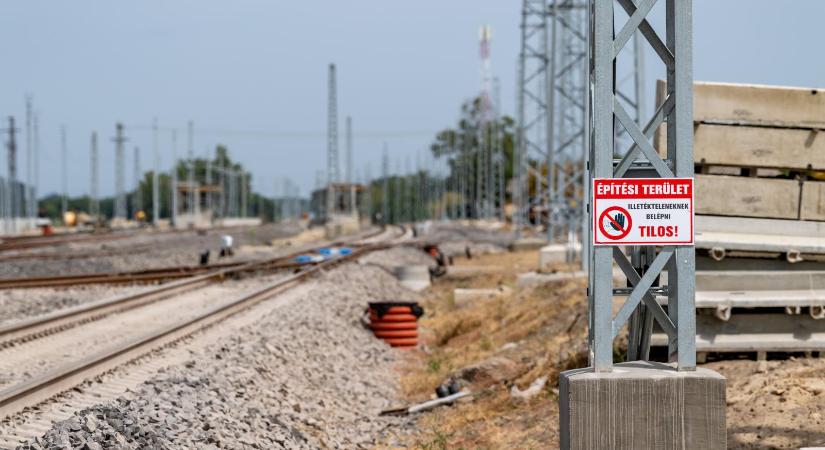 Egy elgépelés miatt lemaradt 200 milliárd forint a vasútfejlesztési tervből, tizenöt hónap után javította a hibát a kormány