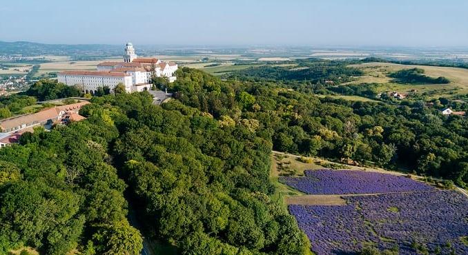 Berobbant Győr-Pannonhalma, visszaesett Tokaj – több magyar nyaralt itthon, de kevesebb ideig