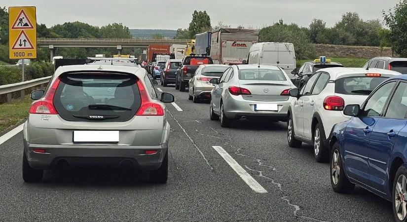 Még a csiga is gyorsabb: Ezért áll az élet az M7-esen (helyszíni fotó)