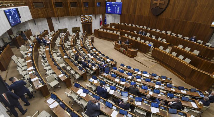 A parlament 90 szavazattal jóváhagyta az alkotmánymódosítást