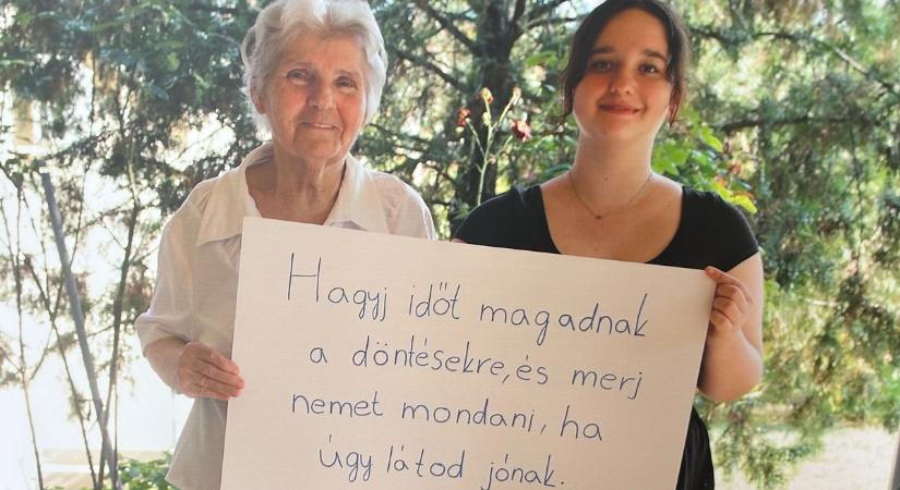 Szívszorító üzeneteket fogalmaztak meg a kecskeméti idősek a mai fiataloknak – fotók, videó