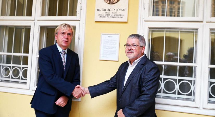 Emléktáblát kapott a Béres Csepp megalkotója Szolnokon