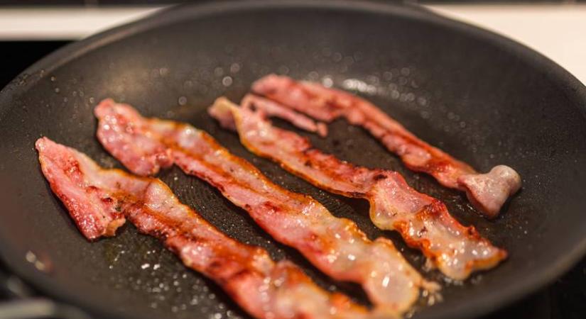 Nem sütötte meg a szalonnát, kórházba került: súlyos következménye lett a furcsa étkezési szokásának
