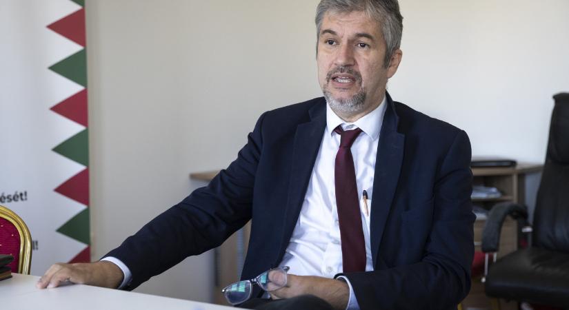 Egy AI-videó miatt tesz feljelentést Hadházy Ákos, amiben Hunyadi felpofozza őt