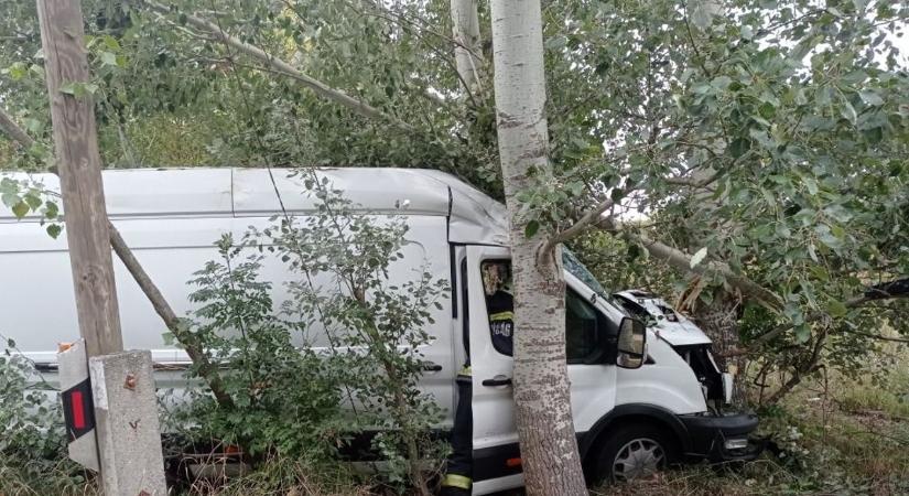 Két autó is az árokban végezte csütörtökön, tűzoltók és mentők siettek a helyszínre fotók