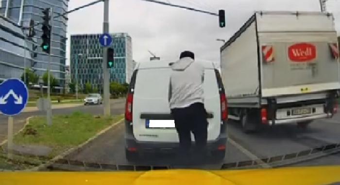 Magára zárta a furgont Budán, a taxis mentette ki