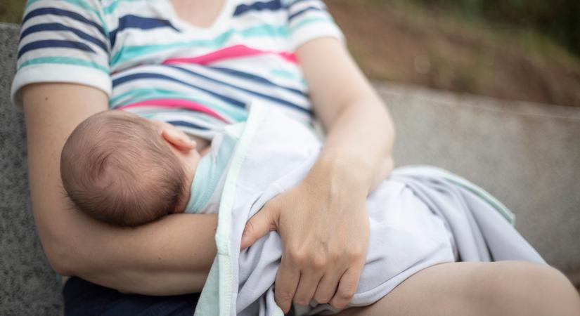 Leharapta az anyukája mellbimbóját szoptatás közben egy kisbaba