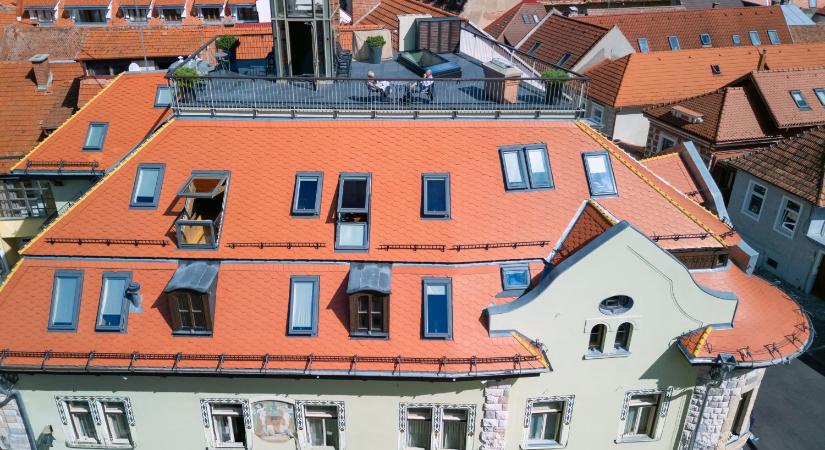 Velux ablakokon át a brassói panorámára