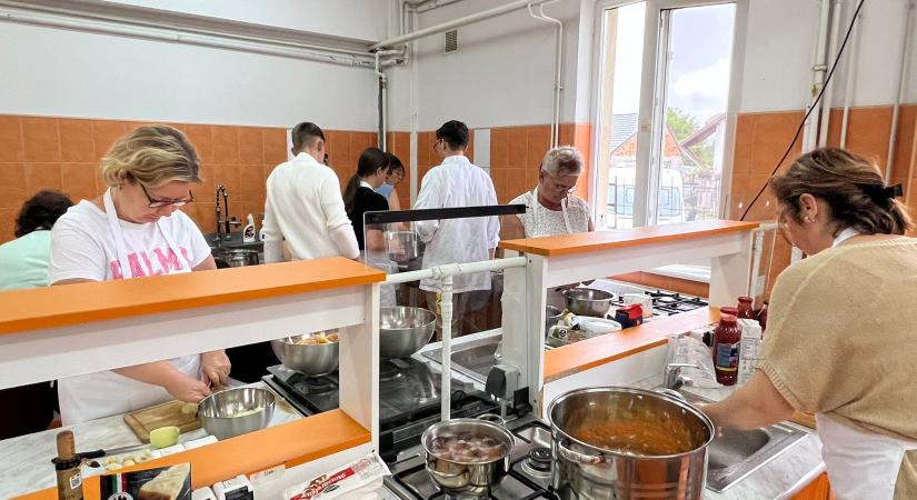 Óriási sikert aratott Erdélyben a Corvin oktatói paprikás csirkéje