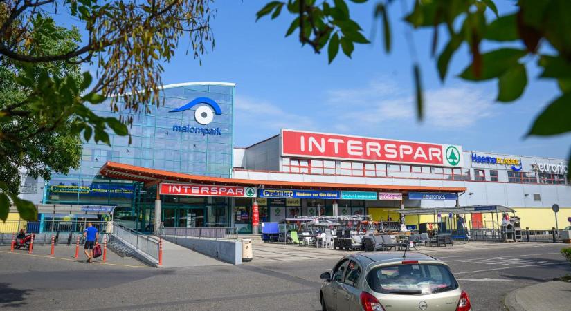 Nem várt fordulat: megszűnik a fizetős parkolás a Malomparkban