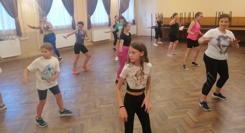 Velőtrázó sikolyok Nagyúton - mi történhet esténként a kultúrházban?  videó