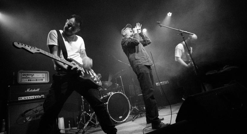 MOST ÉRKEZETT: Ezután már magyarul – Megjelent a Renton and the Error Jam új lemeze (INTERJÚ)