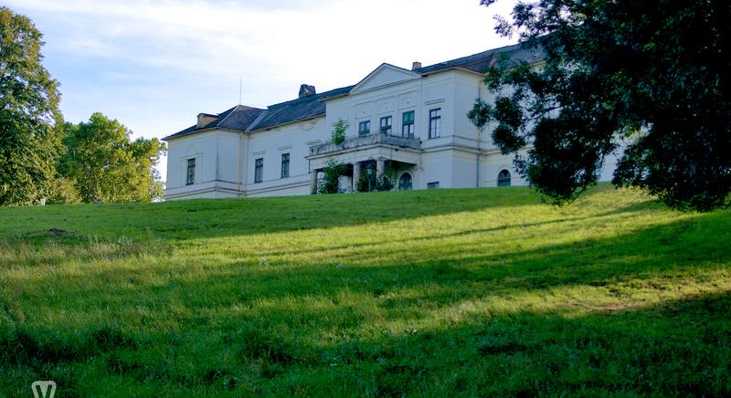 Ahol együtt agonizál a klasszicizmus és a szocreál - Séta a dobai kastélyparkban