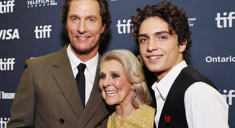 Matthew McConaughey megmutatta gyönyörű anyukáját és jóképű fiát: friss fotón öleli őket