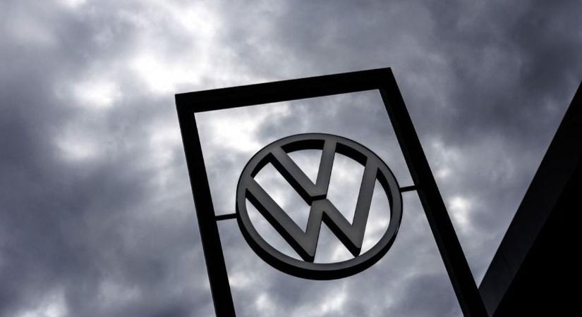 Irdatlan pofont kaptak a németek: miközben Debrecenben a BMW-gyárat avatták, összeomlott a Volkswagen – senki nem veszi az elektromos autóit, leállnak a műszakok