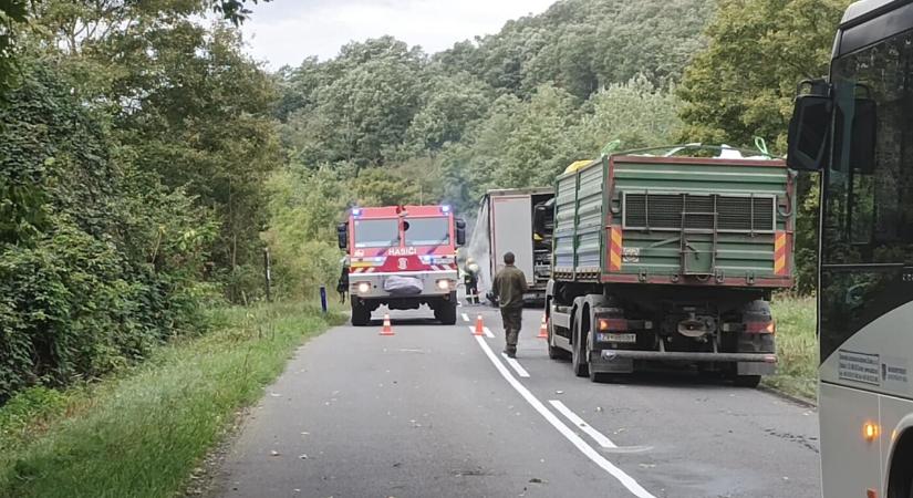 Kigyulladt egy kamion, torlódás van a járáshatáron