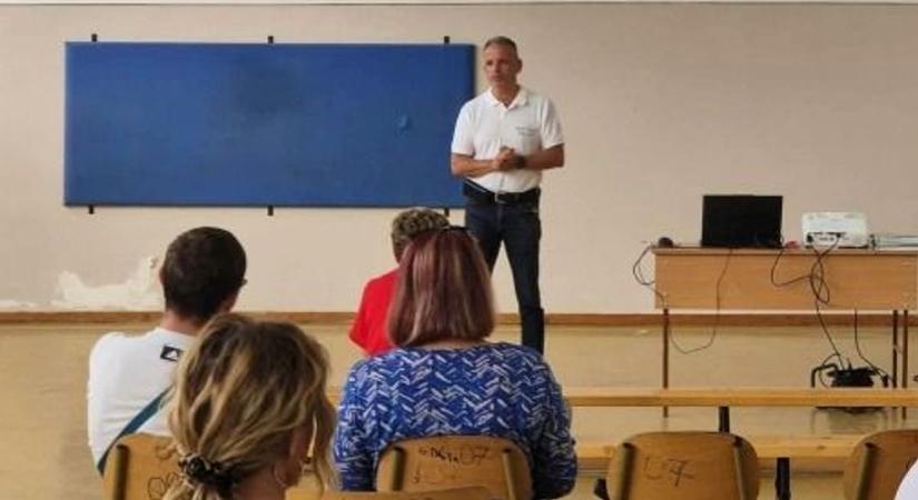 Derecskei szülőknek mutatták meg a rendőrök, hogyan ismerhetők fel a droghasználat jelei