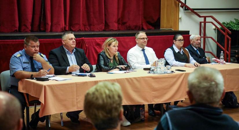 Porfelhő, gyorshajtás, adóemelés, ezeket kifogásolták a szandaszőlősiek a közbiztonsági fórumon