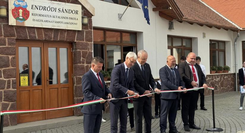 Soltész Miklós: Tovább bővül az alsóörsi református iskola