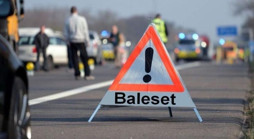 Kerítésnek csapódott egy autó Pápán, a tűzoltók szabadították ki a sofőrt