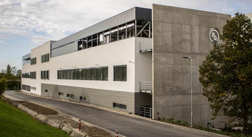 Átadták a Richter új dorogi laborépületét