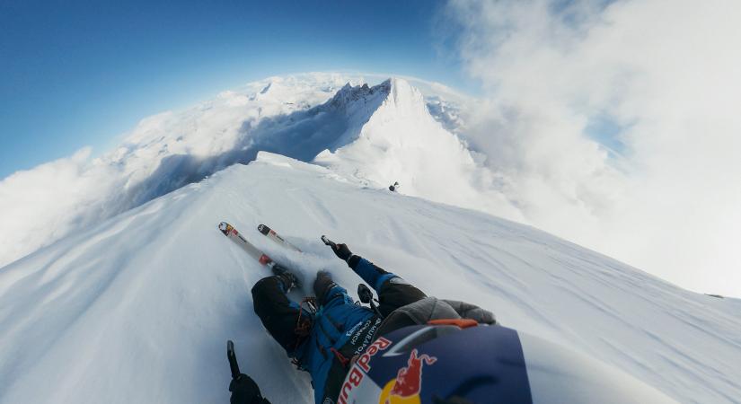 Emberfeletti: miután oxigénpalack nélkül megmászta a Mount Everestet, lesíelt onnan