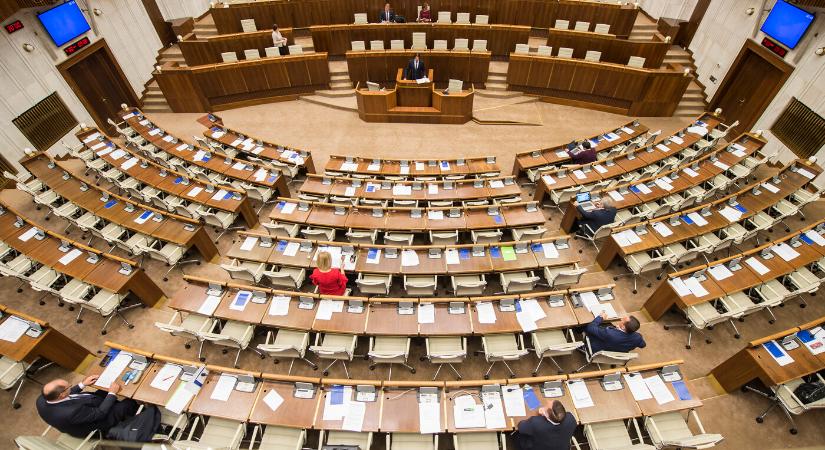 Véget ért a parlamenti ülés, de már hétfőn újrakezdik
