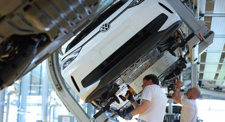 Nagy bajban van a Volkswagen, két gyárát is kénytelen leállítani