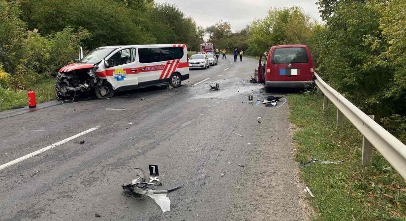 Teljes útzár a 61-esen, mentők a helyszínen