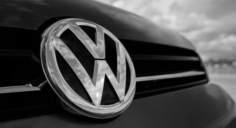 Irdatlan pofont kaptak a németek: Miközben Debrecenben a BMW-gyárat avatták, összeomlott a Volkswagen – leállnak a műszakok