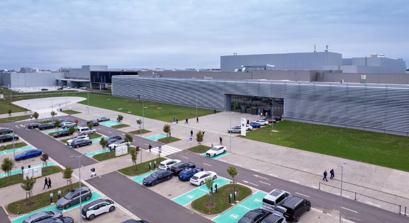 Átadták a debreceni BMW-gyárat – 15 országból érkeztek dolgozók