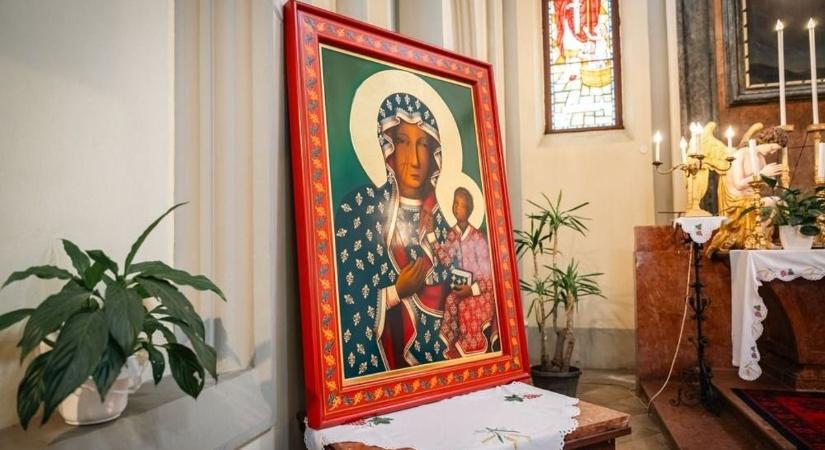 Videón a XIV. Leó pápa által megáldott, Pétervásárán látható Fekete Madonna