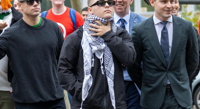 A londoni bíróság ejtette a terrorvádat a Kneecap tagja ellen