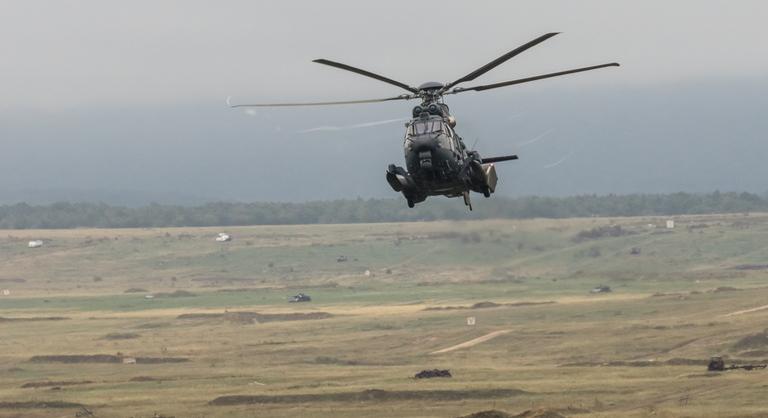 Kényszerleszállást hajtott végre egy katonai helikopter Pápa közelében