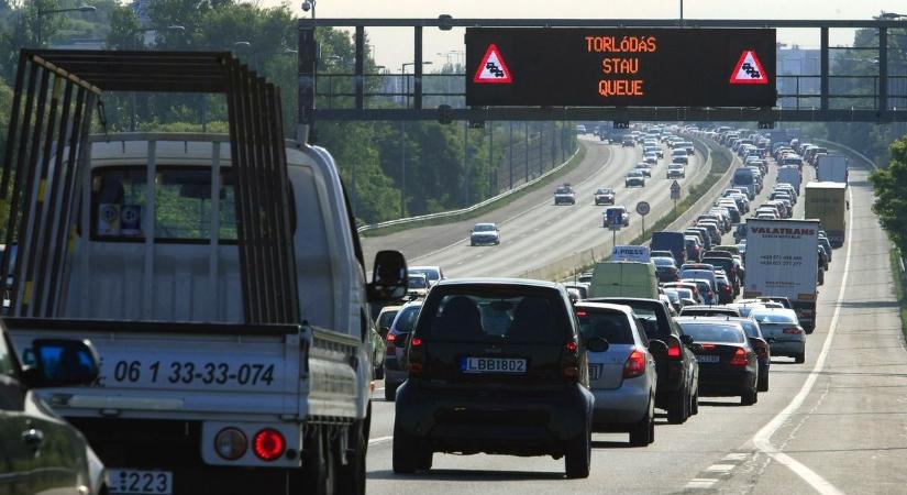 Több kilométeres a sor az M3-ason, péntek délután ezt a szakaszt kerüld el!